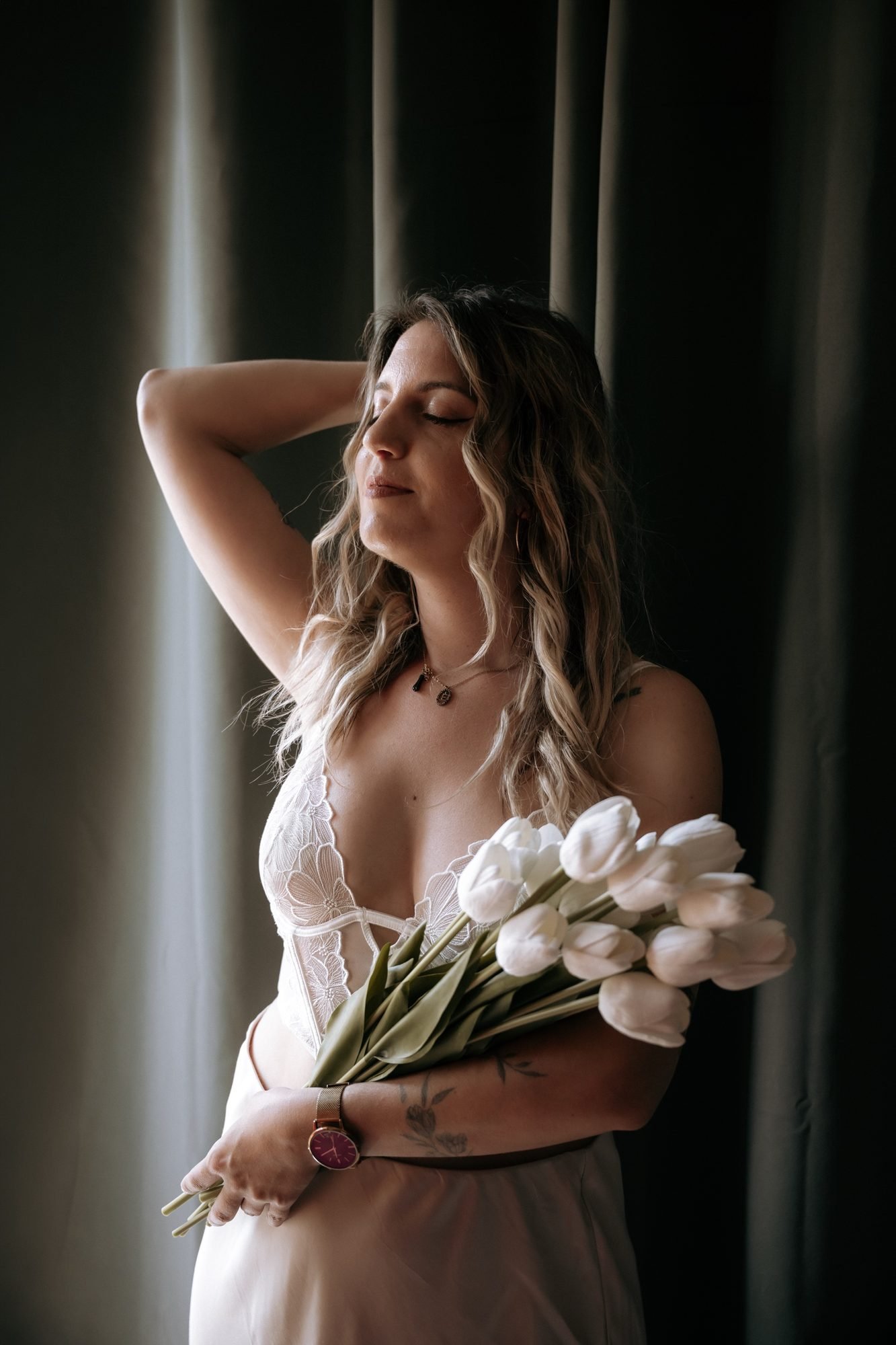 Portrait tout en douceur, bouquet de tulipes blanches entre les mains