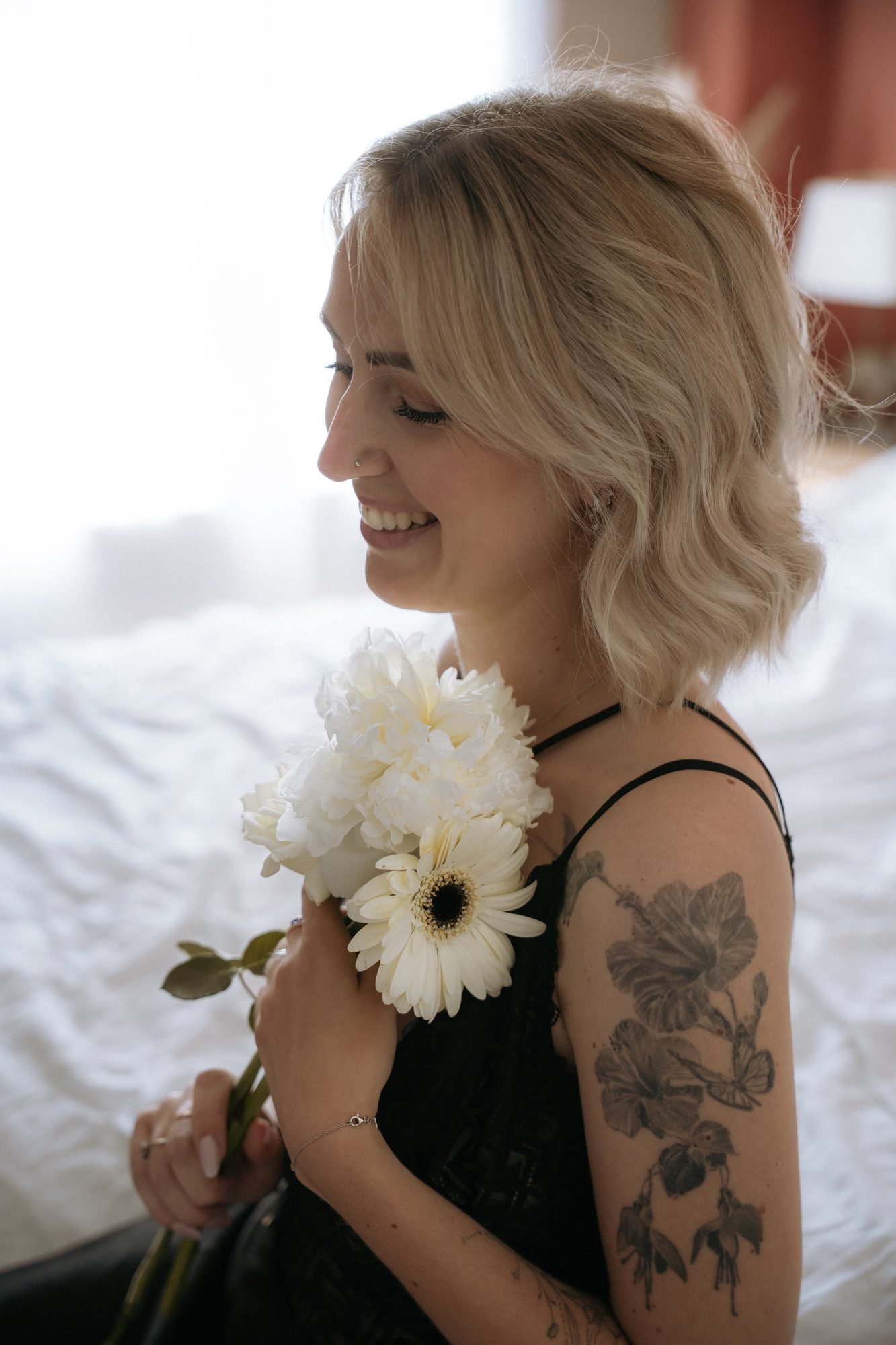 Sourire radieux, bouquet blanc contre la dentelle noire