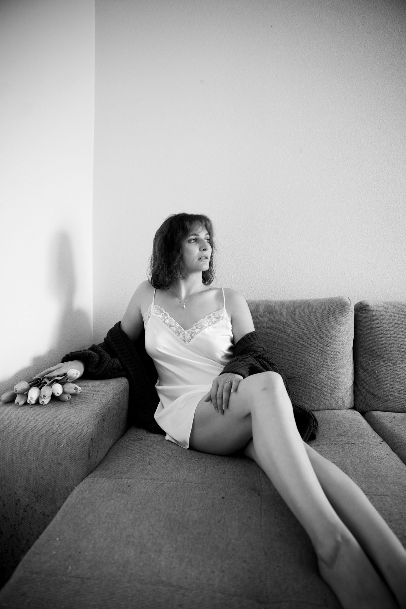 Regard entouré de fleurs roses et blanches, gros plan